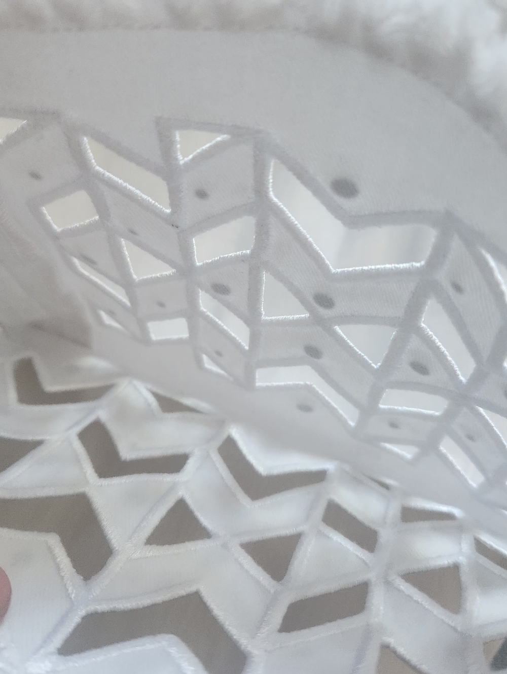 Joeseph Ribkoff White Cropped Jeans with Laser-Cut Hem Detail - Picture 4 of 8
